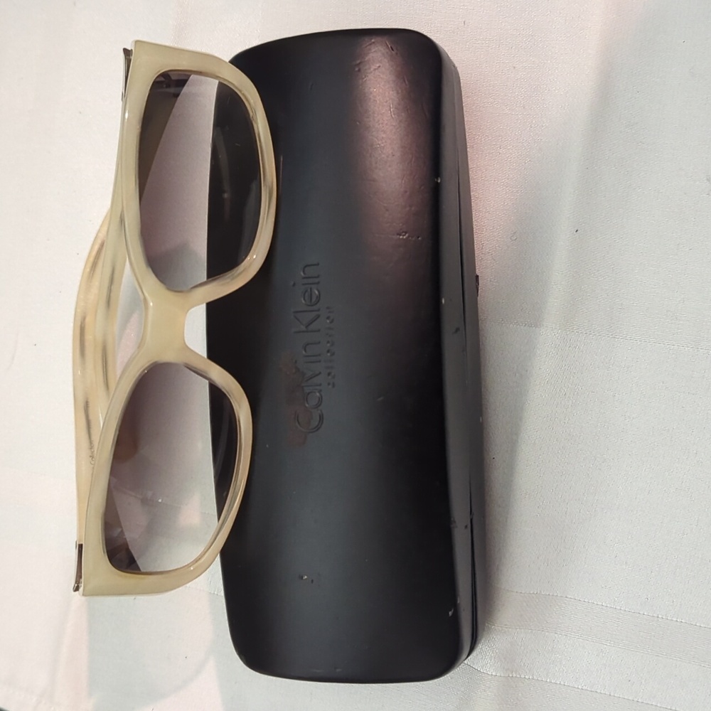 Calvin Klein Cream Sunglasses with Gradient Lenses & Hard Case Like New